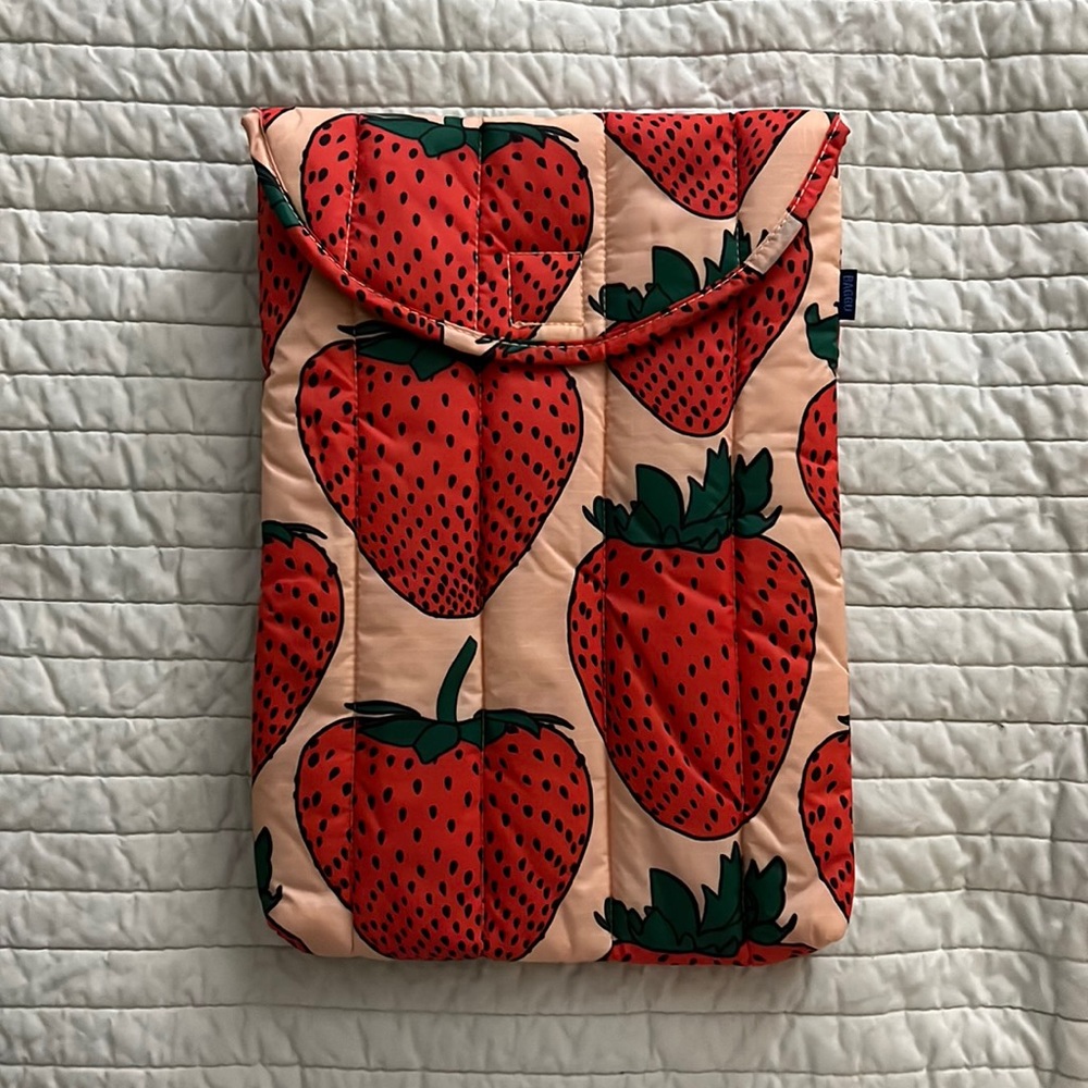 BAGGU Strawberry Print Computer Sleeve - 13”